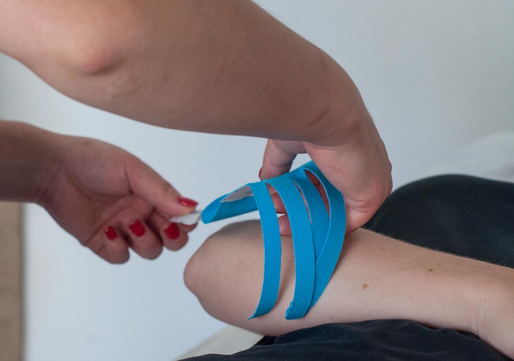 Bruk av elastiske tape til å stimulere muskler og ledd til bedre funksjon.